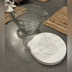 Pampered Chef Small Mixing Bowl w/Lid